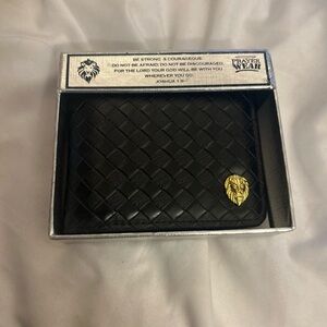 Prayer Wear bible quote Black Woven Wallet with Gold Lion Emblem card slots new